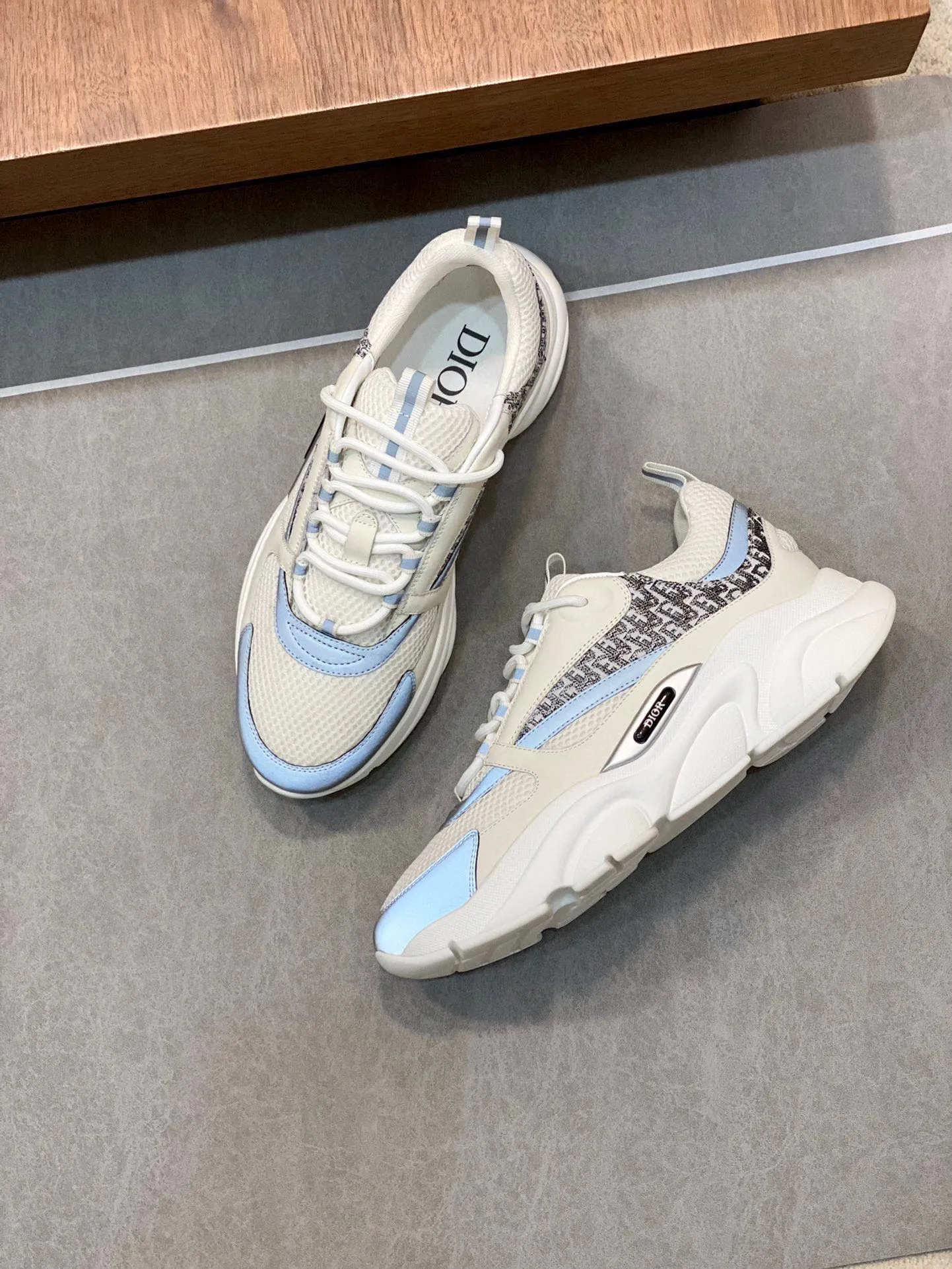 Factory price: 500💰 Dior B22 men's jogging fashion sneakers. This item draws inspiration from retro jogging shoes. It adopts a thick low-top design, with an upper made of leather and mesh fabric, and a black and white engraved rubber sole. The side is decorated with an embossed "Di~r" logo. Code number: 38-45 (38, 45, 46 can be customized)